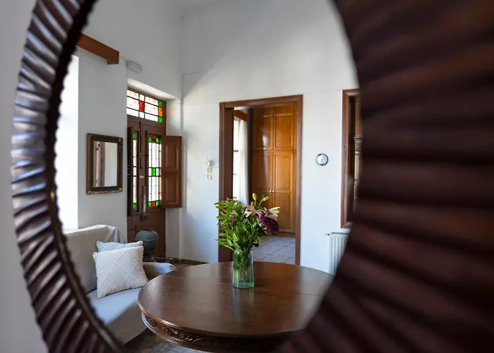 Traditional 3 Bedroom House In The Old Town 펜션