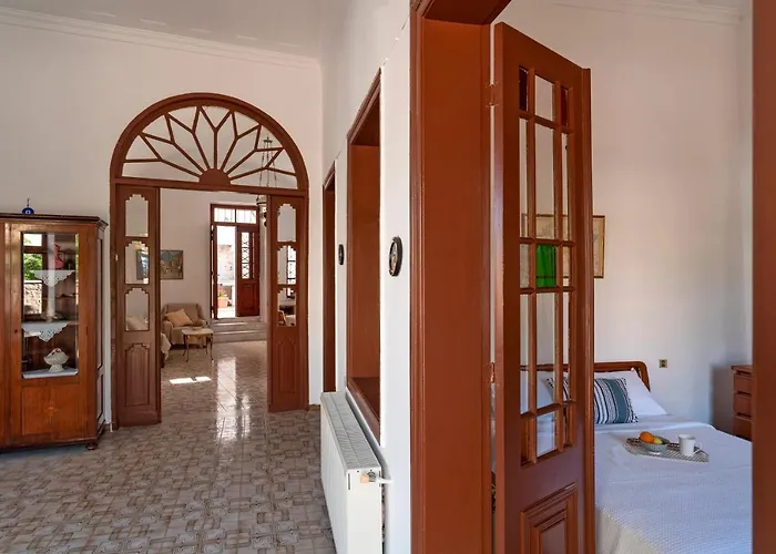 Traditional 3 Bedroom House In The Old Town 펜션