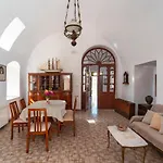 Traditional 3 Bedroom House In The Old Town *