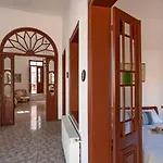 Traditional 3 Bedroom House In The Old Town Сasa de vacaciones