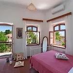 Traditional 3 Bedroom House In The Old Town Сasa de vacaciones