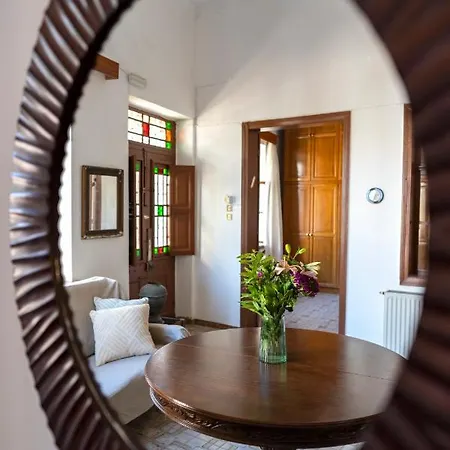 Дом отдыха Traditional 3 Bedroom House In The Old Town Родос