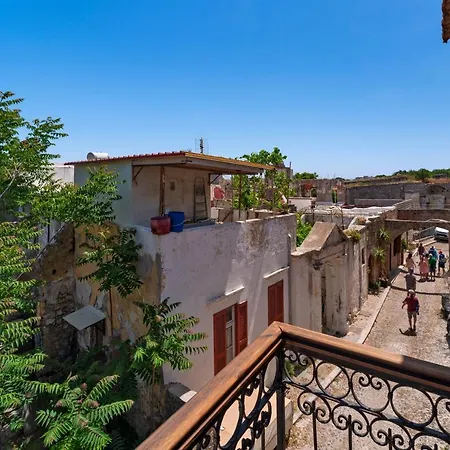 Traditional 3 Bedroom House In The Old Town בית נופש