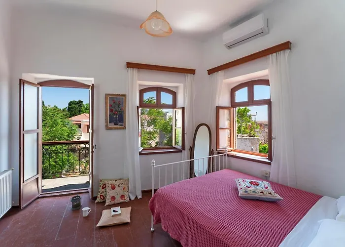 Traditional 3 Bedroom House In The Old Town 펜션