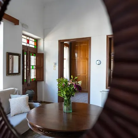 Traditional 3 Bedroom House In The Old Town Сasa de vacaciones