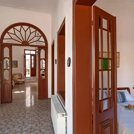 Traditional 3 Bedroom House In The Old Town 펜션